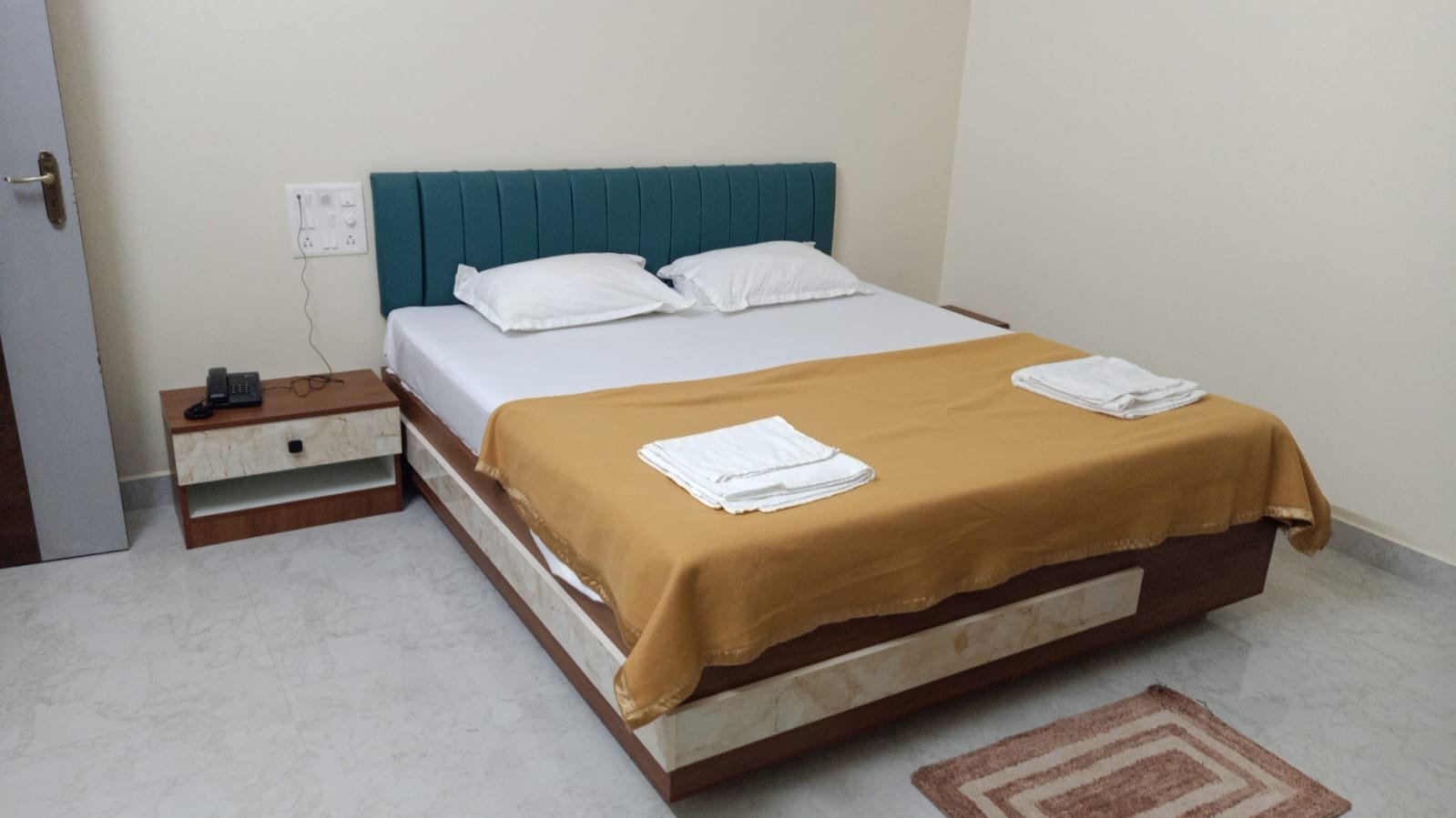Premium Hotel White Bedsheet Set - Style 18