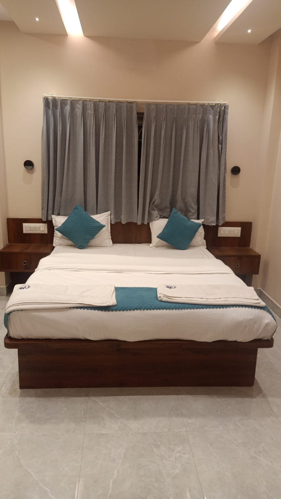Premium Hotel White Bedsheet Set - Style 7